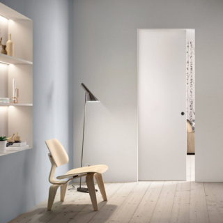 Il modello Equa Zero di FerreroLegno è la porta scorrevole che si distingue per l’assenza di stipiti e coprifili che consente l’effetto filomuro, una soluzione dal design pulito e minimale. Il sistema scorrevole integrato Syntesis garantisce un movimento fluido e silenzioso dell’anta. Le ante, cieche lisce, possono essere rivestite con svariate essenze legnose, laccate o spazzolato trame. In foto in misura standard il prezzo è 601 euro + Iva. www.ferrerolegno.com