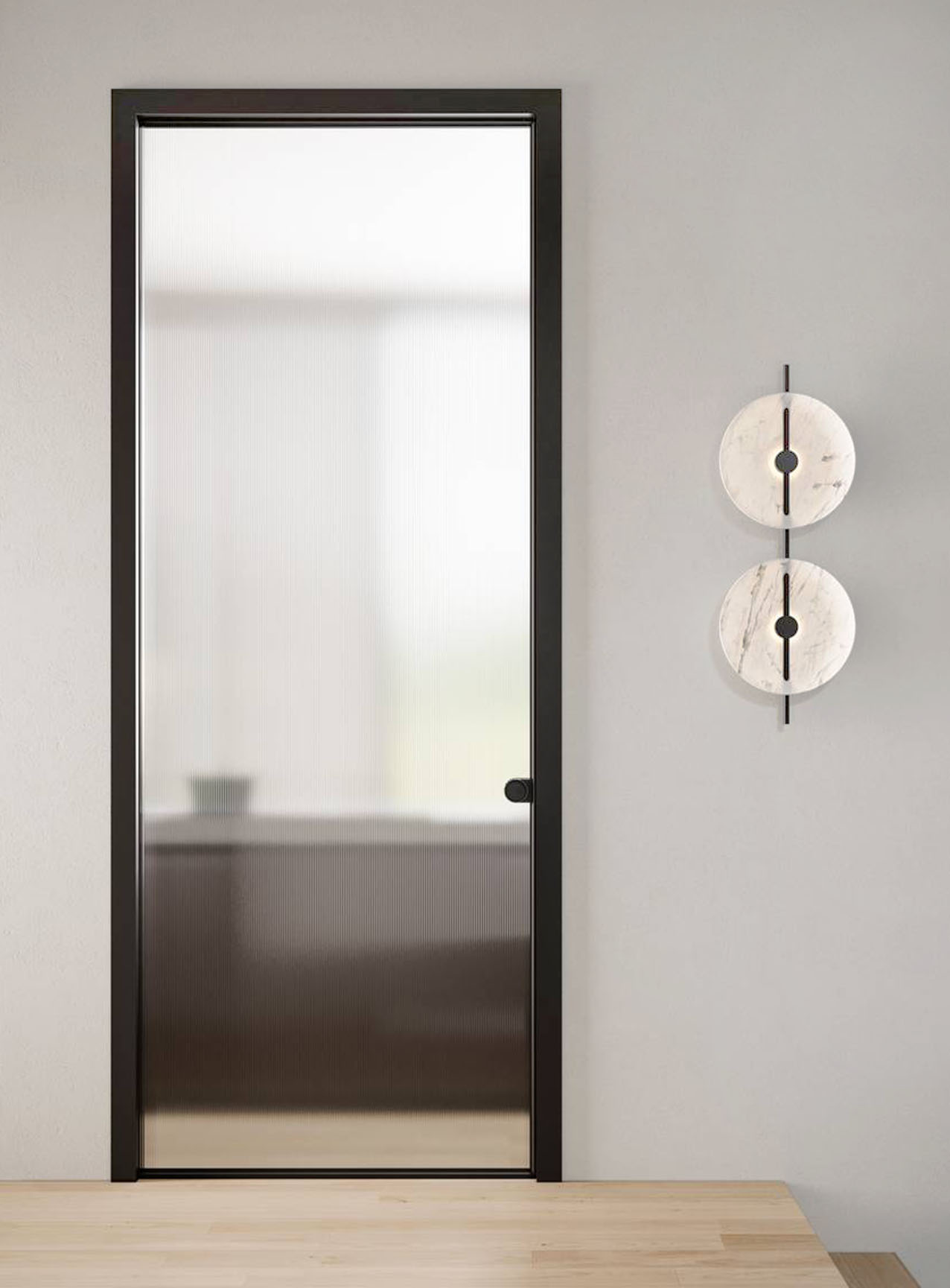 La porta per interni L7 Large di Lualdi nella versione scorrevole a scomparsa con stipite in alluminio conserva il fascino minimale della collezione. L’anta è disponibile sia in legno, nelle molteplici finiture in essenza e in laccato opaco o lucido, che in vetro, dai vetri base a quelli riflettenti, retrolaccati, speciali o con retina. È incorniciata dallo stipite e dal bordo in alluminio ed è dotata di maniglia ad incasso con e senza nottolino in molteplici finitura alluminio. In foto con profilo, stipite e maniglia alluminio finitura piombo e vetro con mini flutes extra chiaro satinato, misure e prezzo a progetto. www.lualdiporte.com