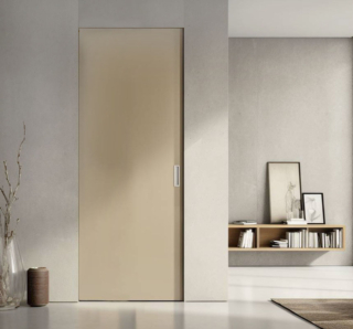 La porta scorrevole filomuro Easy di Mito è senza stipiti e mostrine, il controtelaio è adatto a tutti i tipi di parete, un prodotto pensato per ridurre i tempi di cantiere e offrire la massima flessibilità progettuale. Offre un’ampia possibilità di personalizzazione e una rapida evasione anche per i fuori misura, in foto nella finitura dorata misura L 80 x H 240 cm, prezzo il controtelaio 510 euro e il pannello laccato 560 euro + Iva. www.mito.it