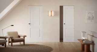 Il modello VSI-C Grafica Milano di Vivaporte rappresenta la fusione tra classico e contemporaneo che rende la porta un elemento architettonico raffinato che si integra nell’ambiente grazie alle soluzioni tecniche ed estetiche. Una porta scorrevole interno muro con spessore 40 mm che può essere installata sia nella versione con stipiti e coprifili sia nella versione minimali solo con l’anta. In foto in finitura Bianco Viva opaco, in misura standard L 70/80 x H 210 cm, prezzo 768 euro + Iva. www.vivaporte.com