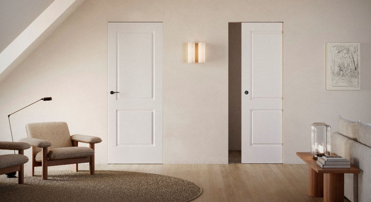 Il modello VSI-C Grafica Milano di Vivaporte rappresenta la fusione tra classico e contemporaneo che rende la porta un elemento architettonico raffinato che si integra nell’ambiente grazie alle soluzioni tecniche ed estetiche. Una porta scorrevole interno muro con spessore 40 mm che può essere installata sia nella versione con stipiti e coprifili sia nella versione minimali solo con l’anta. In foto in finitura Bianco Viva opaco, in misura standard L 70/80 x H 210 cm, prezzo 768 euro + Iva. www.vivaporte.com