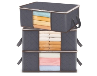 Le scatole porta abiti di Lifewit sono realizzate in tessuto non tessuto incolore e inodore che garantisce una migliore protezione per asciugamani, maglioni, magliette e indumenti. Ciascun contenitore pieghevole è dotato di una finestra trasparente che consente di trovare rapidamente ciò che si desidera. Misure 48x36x20 cm. Prezzo 12,99 euro. www.amazon.it