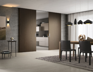 Con Scenario Lignum Exitlyne nel colore Iride Palude la parete scorrevole diventa protagonista del progetto architettonico, per una massima combinazione di estetica e funzionalità. Con Scenario Lignum Exitlyne nel colore Iride Palude la parete scorrevole diventa protagonista del progetto architettonico, per una massima combinazione di estetica e funzionalità.