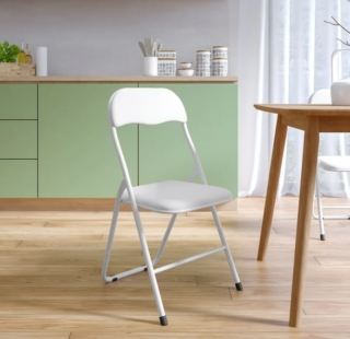 La sedia pieghevole Fold Color di Deghi unisce stile e praticità. Lo schienale e la seduta sono imbottiti in spugna e rivestiti in velluto, mentre la  struttura in metallo richiudibile consente di riporre le sedie quando non occorrono. Dotata di poggiapiedi, è disponibile in diversi colori. Prezzo 16,80 euro. www.deghi.it