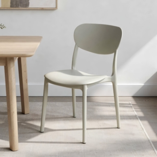 La sedia in polipropilene tortora di Kasanova è comoda e funzionale, adatta per la casa o per l'ufficio.Questa sedia tortora in polipropilene unisce design moderno e funzionalità. Realizzata in materiale resistente e facile da mantenere, ha un colore neutro che la rende versatile e facilmente abbinabile a diversi stili di arredamento. La seduta comoda offre supporto per un comfort ottimale. Prezzo 39,90 euro. www.kasanova.com