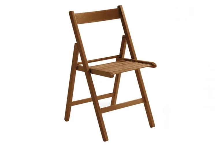 Summer2 è la sedia pieghevole di Conforama realizzata in robusto legno di faggio. È ideale per chi cerca una soluzione versatile sia per interni che per esterni. Grazie alla sua capacità di essere facilmente ripiegata e riposta, è perfetta per ottimizzare lo spazio in qualsiasi ambiente. È disponibile in una varietà di colorazioni: azzurro, giallo, bianco, grigio, legno naturale, noce, nero e rosso. Prezzo 23 euro. www.conforama.it