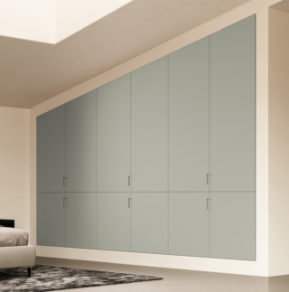 Skema Infinito con sistema di chiusura su 4 lati, ante doppie a battente e sovrapposte; finitura laccato ULTRAopaco colore Lichene Pure. Maniglie asola2. Skema Infinito con sistema di chiusura su 4 lati, ante doppie a battente e sovrapposte; finitura laccato ULTRAopaco colore Lichene Pure. Maniglie asola2.