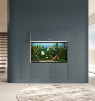 Skema Infinito con composizione di ante a battente e a ribalta Vasistas. Finitura laccato ULTRAopaco colore Metallo Dark. Maniglie Premi-apri. Skema Infinito con composizione di ante a battente e a ribalta Vasistas. Finitura laccato ULTRAopaco colore Metallo Dark. Maniglie Premi-apri.