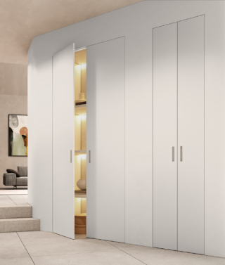 Skema Vano Finito con ante doppie a battente, finitura laccato ULTRAopaco colore Grigio Lux e maniglie Verticale. Skema Vano Finito con ante doppie a battente, finitura laccato ULTRAopaco colore Grigio Lux e maniglie Verticale.