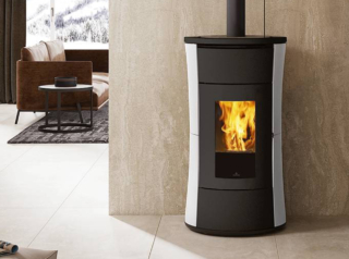 La stufa a pellet Cherie 11++ Evo di Edilkamin, in classe ambientale 5 stelle, è disponibile in 3 versioni - TOP, COAX e BACK – a seconda dell’uscita dei fumi, per una installazione versatile, e con potenze da 3,7 a 11 kW. Canalizzabile e con un rendimento dell’88,9%, ha il profilo a clessidra e può essere finita esteriormente in acciaio, ceramica e pietra ollare. È dotata di sistema The Mind, con Wi-Fi e radiocomando, e di airKare che, grazie a una azione combinata di ionizzatore e ozonizzatore, migliora la qualità dell’aria di casa tutto l’anno, anche quando è spenta. Costa a partire da 4.330 euro + Iva. www.edilkamin.com