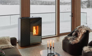 EIKO 365 di MCZ, brevettata e in classe 5 stelle, è la prima stufa a pellet che combina riscaldamento e raffrescamento, per maggiore efficienza e ingombro ridotto. Compatta e priva di unità esterna, non necessita di scarico per la condensa e richiede solo due fori nella parete perimetrale, uno per l’espulsione dell’aria calda in estate e l’ingresso di quella comburente d’inverno, l’altro per l’evacuazione dei fumi della combustione. Grazie al braciere automatico, la manutenzione è minima, con necessità di svuotare la cenere drasticamente ridotta, e la tecnologia CORE garantisce pulizia e prestazioni (ottima resa energetica, risparmio sui consumi, emissioni ridotte). Si comanda da pannello a scomparsa, telecomando opzionale con termostato ambiente o da remoto, grazie alla connessione Wi-Fi e Bluetooth. Prezzo da rivenditore. www.mczgroup.it