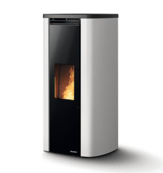 Theo di Palazzetti, stufa a pellet Ecofire® in classe 5 stelle, funziona con piattaforma tecnologica T3 dalla centralina evoluta. Il braciere a combustione totale e il sistema di pulizia automatica ottimizzano la combustione, riducendo le emissioni e minimizzando la manutenzione. In due varianti di potenza (6 e 9 kW), può essere canalizzata, per riscaldare più stanze, e escludere la ventilazione, cedendo calore per irraggiamento e convezione naturale. La Connection Box opzionale consente il controllo da remoto. Costa da 3.599 euro. www.palazzetti.it