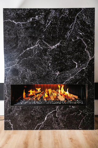 La stufa ORA di British Fires a bioetanolo offre il calore di una fiamma viva e reale senza bisogno di condotto fumario o di altri interventi edilizi, poiché richiede solo una presa elettrica.
Il bruciatore automatico permette accensione, spegnimento e regolazione della fiamma in totale sicurezza. È ideale per scaldare piccoli ambienti come chalet, verande, taverne o studi. Costa 5.290 euro + Iva. www.britishfires.it