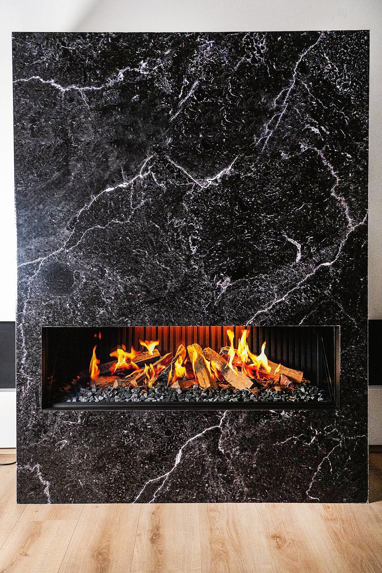 La stufa ORA di British Fires a bioetanolo offre il calore di una fiamma viva e reale senza bisogno di condotto fumario o di altri interventi edilizi, poiché richiede solo una presa elettrica.
Il bruciatore automatico permette accensione, spegnimento e regolazione della fiamma in totale sicurezza. È ideale per scaldare piccoli ambienti come chalet, verande, taverne o studi. Costa 5.290 euro + Iva. www.britishfires.it