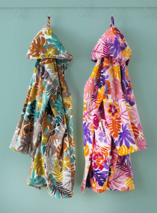 Gli accappatoi Amazzonia della collezione Missy di Pretti sono prodotti in spugna cimata di puro cotone, morbida e piacevole sulla pelle, cotone altamente idrofilo, tessuto cimato, filato doppio ritorto. Il decoro stampato dal gusto tropical rimanda alle spiagge tropicali e ai paradisi lontani.  Sono dotati di cappuccio e cintura cucita su centro schiena, di eleganti tasche laterali a filetto e cuciture ribattute. Prezzo 64 euro. https://www.gabel1957.com