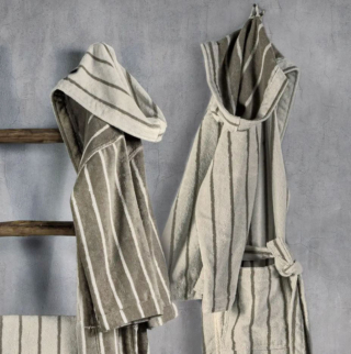 Fanno parte della collezione Green Naturae di Gabel 1957 gli accappatoi Fiume in spugna jacquard tinto in filo in puro cotone idrofilo non trattato e a basso impatto ambientale. Sono dotati di un comodo cappuccio e sono disponibili nelle taglie dalla S alla XL. Si può scegliere fra due colorazioni: Naturale e Greige. Prezzo 76 euro. https://www.gabel1957.com