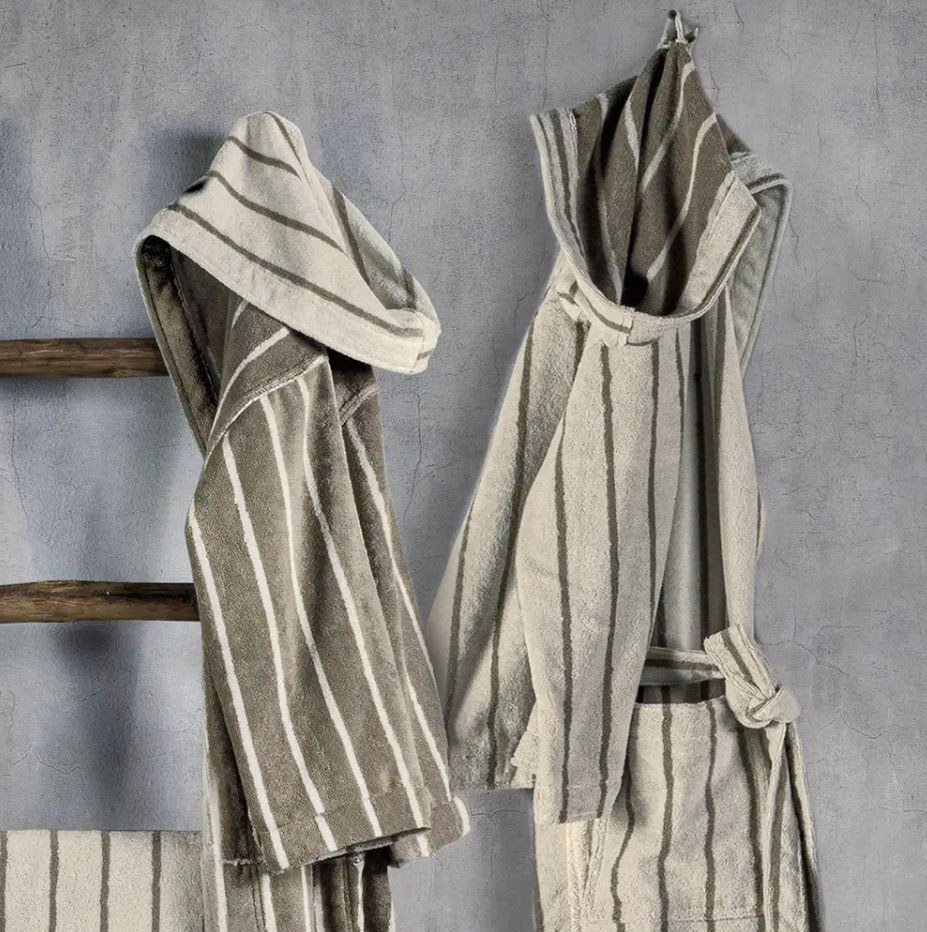 Fanno parte della collezione Green Naturae di Gabel 1957 gli accappatoi Fiume in spugna jacquard tinto in filo in puro cotone idrofilo non trattato e a basso impatto ambientale. Sono dotati di un comodo cappuccio e sono disponibili nelle taglie dalla S alla XL. Si può scegliere fra due colorazioni: Naturale e Greige. Prezzo 76 euro. https://www.gabel1957.com