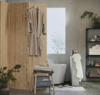 Una raffinata colorazione beige per l'accappatoio con le maniche a ¾ Bjalven di Ikea Italia che permette di trasformare il bagno in una Spa. È prodotto in misto cotone e viscosa che lo rende leggero e confortevole; inoltre, la lavorazione a nido d'ape lo rende molto assorbente. Prezzo 25 euro. https://www.ikea.com