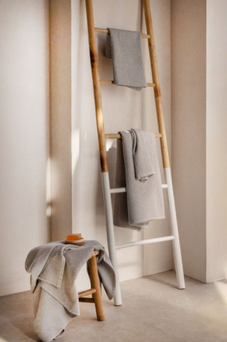 Il set di asciugamani Fiorala di Sklum è composto da quattro pezzi, di formato diverso, realizzati in misto cotone e viscosa Grigio visone con una ricercata lavorazione a nido d'ape, un motivo a rilievo a scacchi, che li rende piacevoli sia alla vista sia al tatto. Sono caratterizzati da un'elevata resistenza e capacità di assorbimento. Prezzo 34,80 euro (per il set da 4 pezzi). https://www.sklum.com