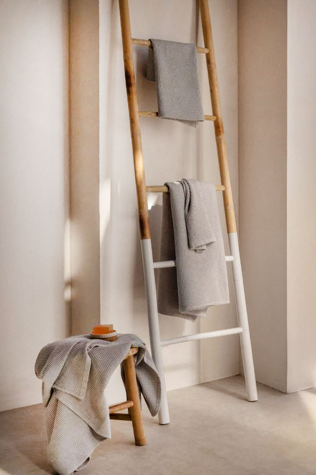 Il set di asciugamani Fiorala di Sklum è composto da quattro pezzi, di formato diverso, realizzati in misto cotone e viscosa Grigio visone con una ricercata lavorazione a nido d'ape, un motivo a rilievo a scacchi, che li rende piacevoli sia alla vista sia al tatto. Sono caratterizzati da un'elevata resistenza e capacità di assorbimento. Prezzo 34,80 euro (per il set da 4 pezzi). https://www.sklum.com