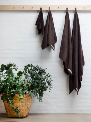Un'intensa tonalità marrone scuro per gli asciugamani Naram di Bongusta in vendita su Westwing  che garantiscono un'elevata assorbenza, una lunga durata e una morbidezza estrema grazie al tessuto con un doppio filo in puro cotone certificato secondo lo STANDARD 100 by OEKO-TEX®23001040. Sono disponibili in tre formati e in diverse varianti di colori.  Misurano L 50 x P 80 cm, L 70 x P 140 cm e L 100 x P 150 cm. Prezzo a partire da 26,99 euro. https://www.westwing.it