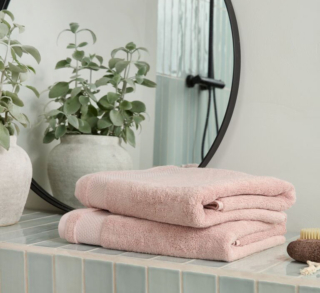 Sono disponibili in diversi formati gli asciugamani Nora di Jysk: sono realizzati in puro cotone, morbido e spesso, in una raffinata colorazione Rosa Cipria. Stanno bene in un bagno con le piastrelle in una tonalità pastello. Misurano L 50 x P 100 cm. Prezzo 7,95 euro. https://jysk.it