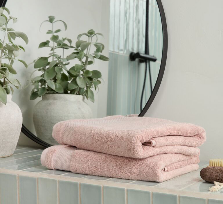 Sono disponibili in diversi formati gli asciugamani Nora di Jysk: sono realizzati in puro cotone, morbido e spesso, in una raffinata colorazione Rosa Cipria. Stanno bene in un bagno con le piastrelle in una tonalità pastello. Misurano L 50 x P 100 cm. Prezzo 7,95 euro. https://jysk.it