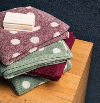 Un divertente motivo a grandi pallini bianchi per gli asciugamani Pois di Fazzini: sono realizzati in spugna tinto filo melange e sono disponibili in sei varianti di colore. Misurano L 38 x P 50 cm e L 50 x P 100 cm. Prezzo 22,50 euro. (per il set viso e ospite). https://www.fazzinihome.com