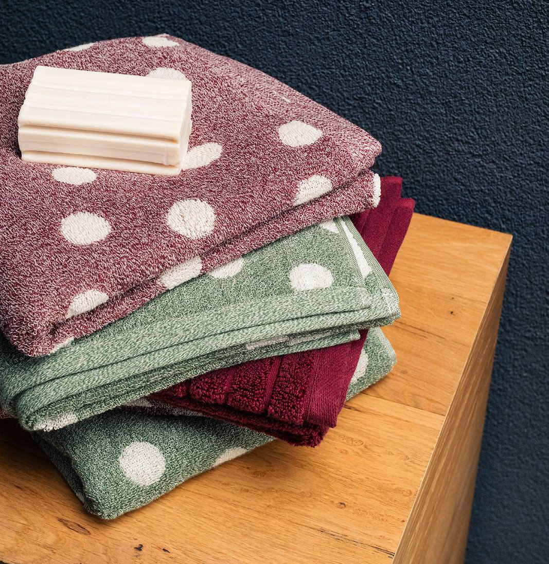 Un divertente motivo a grandi pallini bianchi per gli asciugamani Pois di Fazzini: sono realizzati in spugna tinto filo melange e sono disponibili in sei varianti di colore. Misurano L 38 x P 50 cm e L 50 x P 100 cm. Prezzo 22,50 euro. (per il set viso e ospite). https://www.fazzinihome.com