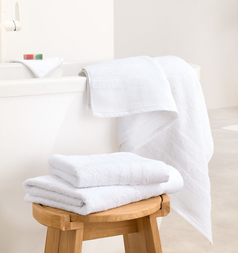 Fascino senza tempo per il set di asciugamani candidi Zavara di La Redoute International: sono interamente prodotti in spugna bouclé di puro cotone bianco che li rende extra morbidi e assorbenti. Sono disponibili nelle varianti ospite e telo bagno. Misurano L 50 x P 100 cm e L 70 x P 140 cm. Prezzo 59,99 euro (per il set da 4 pezzi). https://www.laredoute.it