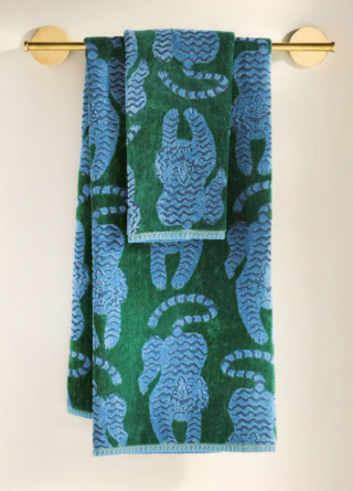 Fanno parte della scenografica collezione Isa Tiger in vendita su Anthropologie l'asciugamano e il telo da bagno decorati da un motivo di tigri stilizzate nei toni del verde e del blu. Il puro cotone OEKO-TEX® STANDARD, ultra-morbido e assorbente, li rende molto confortevoli. Misurano L 76 x P 41 cm e L 137 x P 76 cm. Prezzo a partire da 20 euro. https://www.anthropologie.com