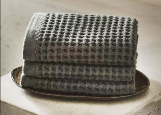Gli asciugamani da toilette in puro cotone waffle di Zara Home stanno bene, posizionati su un vassoio, nel bagno degli ospiti. Sono disponibili in cinque varianti di colore. Misurano L 30 x P 30 cm. Prezzo 15,99 euro (per il set da 3 pezzi). https://www.zarahome.com