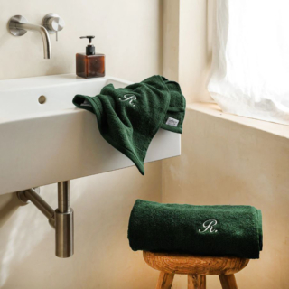 Linea classica per gli asciugamani viso e mani di Dalfilo realizzati in spugna verde Bosco in puro cotone che li rende soffici e facili da asciugare. Possono essere personalizzati con le iniziali ricamate in un colore in contrasto. Misurano L 60 x P 100 cm e L 40 x P 60 cm. Prezzo da 35 euro (per il set). https://www.dalfilo.com