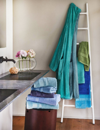 Le tonalità del mare per gli asciugamani della Collezione Spugnissima di Caleffi realizzati in 100% cotone con il bordo tinto in filo con una raffinata lavorazione geometrica a intreccio. Il set Gim, viso e ospite, misura L 60 x P 100 cm e L 40 x P 55 cm. Prezzo a partire da 17 euro. Il set Soft rifinito con un prezioso bordo in satin, viso e ospite, misura L 60 x P 110 cm e L 40 x P 60 cm. Prezzo a partire da 21,50 euro. L'accappatoio Gim con cappuccio è completamente prodotto in spugna in puro cotone tinto in filo, prezzo a partire da 75,50 euro. https://www.caleffionline.it