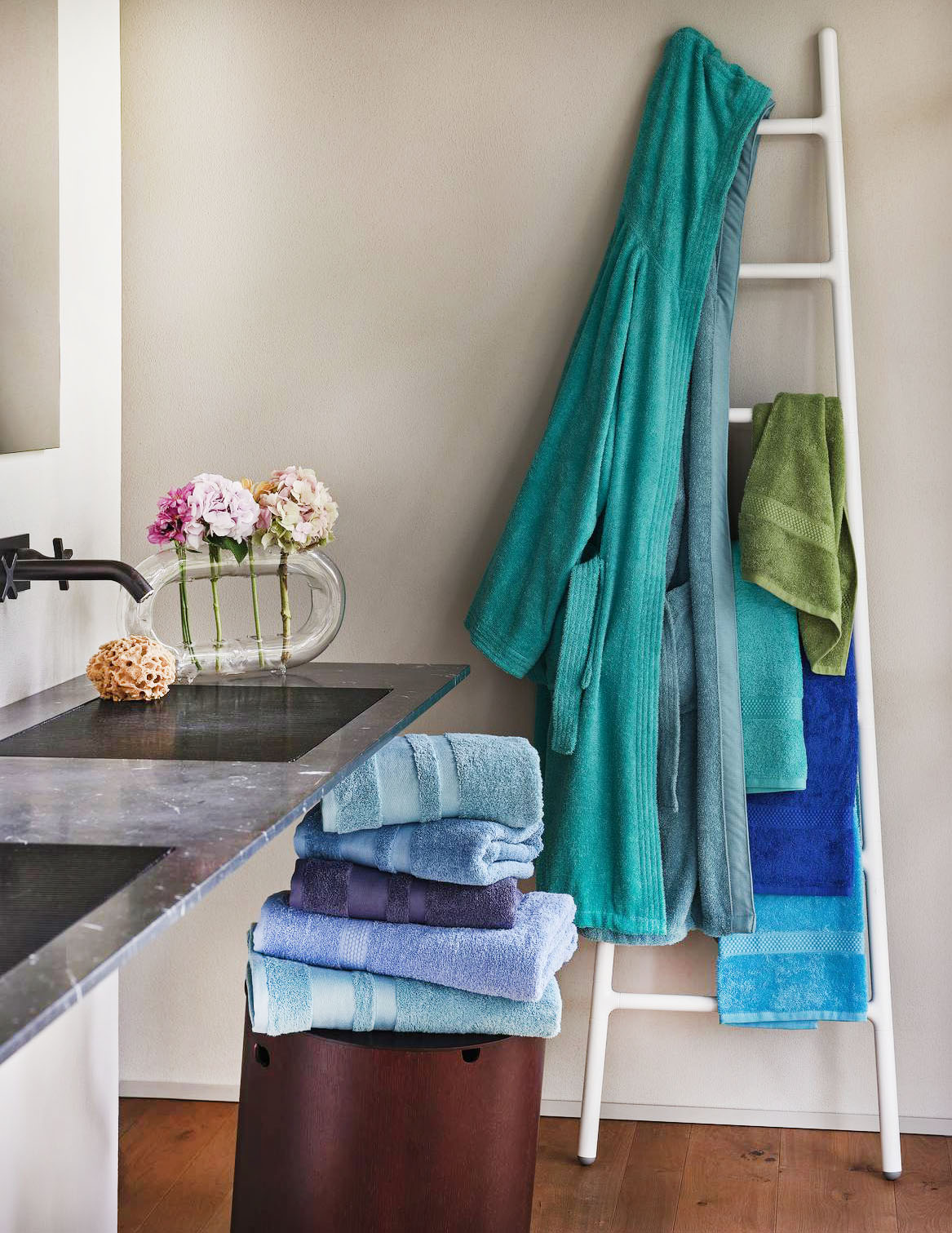 Le tonalità del mare per gli asciugamani della Collezione Spugnissima di Caleffi realizzati in 100% cotone con il bordo tinto in filo con una raffinata lavorazione geometrica a intreccio. Il set Gim, viso e ospite, misura L 60 x P 100 cm e L 40 x P 55 cm. Prezzo a partire da 17 euro. Il set Soft rifinito con un prezioso bordo in satin, viso e ospite, misura L 60 x P 110 cm e L 40 x P 60 cm. Prezzo a partire da 21,50 euro. L'accappatoio Gim con cappuccio è completamente prodotto in spugna in puro cotone tinto in filo, prezzo a partire da 75,50 euro. https://www.caleffionline.it