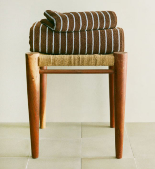 Sottili righe azzurre su fondo marrone per l'asciugamano di H&M Home, in morbida spugna assorbente, che può essere abbinato ad altri asciugamani tinta unita. È presente un comodo passante per appenderlo. Misura L 50 x P 70 cm. Prezzo 5,99 euro. https://www2.hm.com