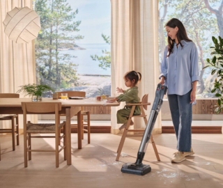 La lavapavimenti Ultimate 800 EW82U1DB Wet&Dry di Electrolux ha bocchetta TriAction con sistema DualSpray e rulli DualBrush in grado di eliminare fino al 99% dei residui secchi e il motore inverter raggiunge una potenza aspirante di 18.800 Pa, mentre i sensori integrati rilevano automaticamente il livello di sporco, adattando in tempo reale sia l’intensità dell’aspirazione sia l’erogazione dell’acqua. È poi sufficiente attivare il sistema di autopulizia per lavare e asciugare i rulli DualRoll dopo l'uso che vengono risciacquati a una velocità elevata di 700 giri al minuto e asciugati a 70°C per eliminare eventuali odori o detriti. Prezzo 499,99 euro. www.electrolux.it La lavapavimenti Ultimate 800 EW82U1DB Wet&Dry di Electrolux ha bocchetta TriAction con sistema DualSpray e rulli DualBrush in grado di eliminare fino al 99% dei residui secchi e il motore inverter raggiunge una potenza aspirante di 18.800 Pa, mentre i sensori integrati rilevano automaticamente il livello di sporco, adattando in tempo reale sia l’intensità dell’aspirazione sia l’erogazione dell’acqua. È poi sufficiente attivare il sistema di autopulizia per lavare e asciugare i rulli DualRoll dopo l'uso che vengono risciacquati a una velocità elevata di 700 giri al minuto e asciugati a 70°C per eliminare eventuali odori o detriti. Prezzo 499,99 euro. www.electrolux.it