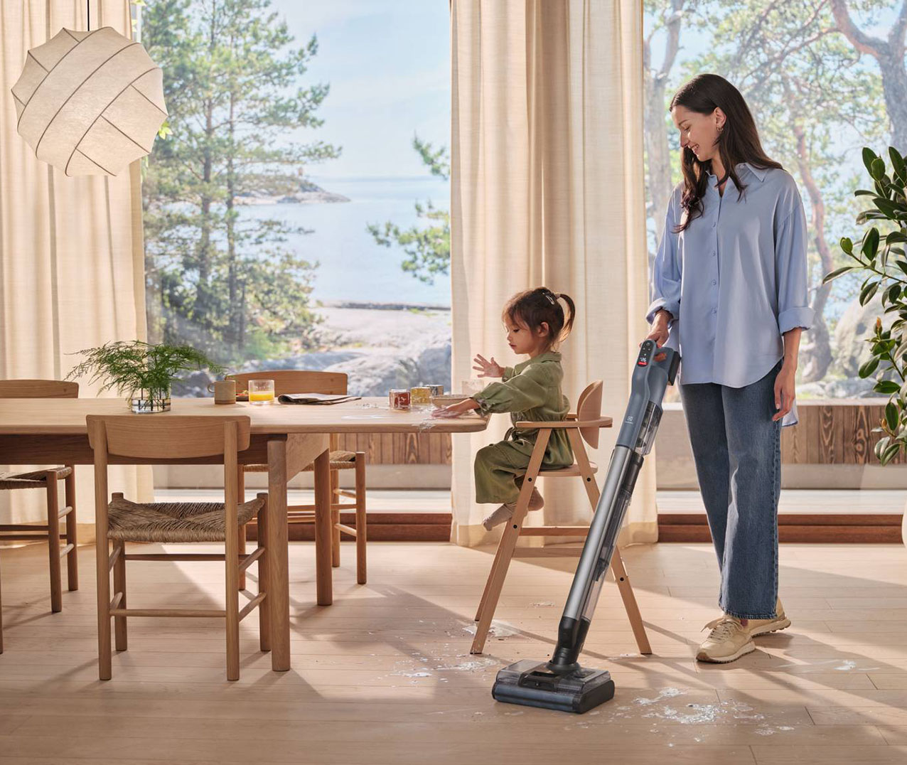 La lavapavimenti Ultimate 800 EW82U1DB Wet&Dry di Electrolux ha bocchetta TriAction con sistema DualSpray e rulli DualBrush in grado di eliminare fino al 99% dei residui secchi e il motore inverter raggiunge una potenza aspirante di 18.800 Pa, mentre i sensori integrati rilevano automaticamente il livello di sporco, adattando in tempo reale sia l’intensità dell’aspirazione sia l’erogazione dell’acqua. È poi sufficiente attivare il sistema di autopulizia per lavare e asciugare i rulli DualRoll dopo l'uso che vengono risciacquati a una velocità elevata di 700 giri al minuto e asciugati a 70°C per eliminare eventuali odori o detriti. Prezzo 499,99 euro. www.electrolux.it La lavapavimenti Ultimate 800 EW82U1DB Wet&Dry di Electrolux ha bocchetta TriAction con sistema DualSpray e rulli DualBrush in grado di eliminare fino al 99% dei residui secchi e il motore inverter raggiunge una potenza aspirante di 18.800 Pa, mentre i sensori integrati rilevano automaticamente il livello di sporco, adattando in tempo reale sia l’intensità dell’aspirazione sia l’erogazione dell’acqua. È poi sufficiente attivare il sistema di autopulizia per lavare e asciugare i rulli DualRoll dopo l'uso che vengono risciacquati a una velocità elevata di 700 giri al minuto e asciugati a 70°C per eliminare eventuali odori o detriti. Prezzo 499,99 euro. www.electrolux.it