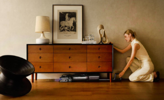 Progettato anche per la pulizia di sporco umido e secco, F25 Ultra di Roborock ha potente aspirazione da 22.000 Pa e pressione di 33 N ed è particolarmente manovrabile grazie allo SlideTech 2.0 potenziato da doppi motori brushless e dall’AI che controllano indipendentemente ogni ruota, permettendo un movimento ultra-fluido. Per una comodità ulteriore, il design JawScrapers™, con il suo doppio raschietto anti-groviglio e le lame a dente di squalo, garantisce un tasso di grovigli dello 0% per i capelli lunghi, lasciando i pavimenti senza aloni. Prezzo 799 euro. www.roborock.com Progettato anche per la pulizia di sporco umido e secco, F25 Ultra di Roborock ha potente aspirazione da 22.000 Pa e pressione di 33 N ed è particolarmente manovrabile grazie allo SlideTech 2.0 potenziato da doppi motori brushless e dall’AI che controllano indipendentemente ogni ruota, permettendo un movimento ultra-fluido. Per una comodità ulteriore, il design JawScrapers™, con il suo doppio raschietto anti-groviglio e le lame a dente di squalo, garantisce un tasso di grovigli dello 0% per i capelli lunghi, lasciando i pavimenti senza aloni. Prezzo 799 euro. www.roborock.com