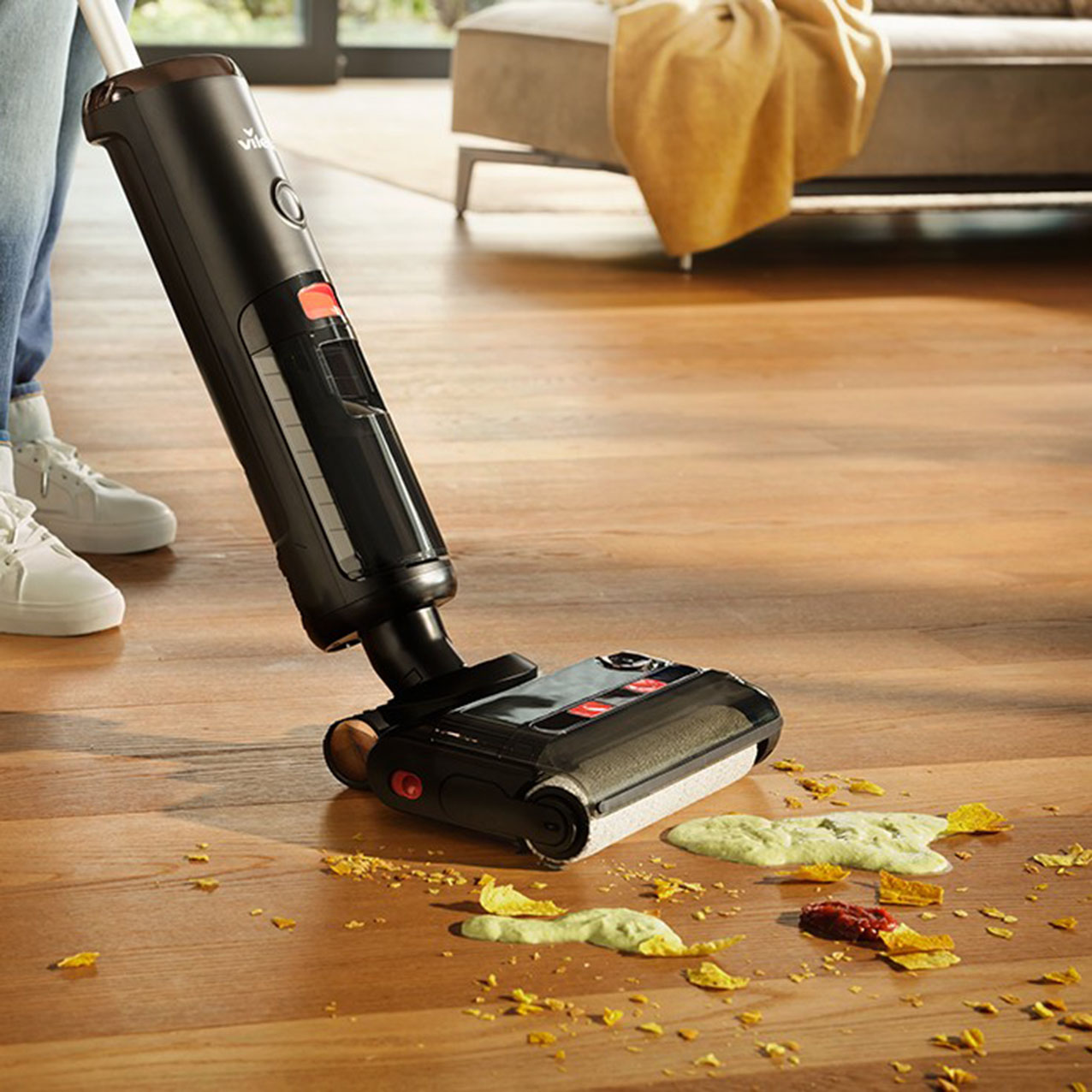 Senza fili, PureClean S5 di Vileda è particolarmente maneggevole e leggera e aspira e lava in un solo passaggio. Ha display LED con pulsanti intuitivi per scegliere facilmente tra 3 modalità di pulizia: Max, Eco e Aspirazione e l’assistenza vocale opzionale fornisce supporto e avvisi per una maggiore comodità. La funzione di autopulizia lava il dispositivo automaticamente con la semplice pressione di un pulsante, lasciandolo pronto sulla base per il prossimo utilizzo. Prezzo 299,99 euro. www.vileda.it Senza fili, PureClean S5 di Vileda è particolarmente maneggevole e leggera e aspira e lava in un solo passaggio. Ha display LED con pulsanti intuitivi per scegliere facilmente tra 3 modalità di pulizia: Max, Eco e Aspirazione e l’assistenza vocale opzionale fornisce supporto e avvisi per una maggiore comodità. La funzione di autopulizia lava il dispositivo automaticamente con la semplice pressione di un pulsante, lasciandolo pronto sulla base per il prossimo utilizzo. Prezzo 299,99 euro. www.vileda.it