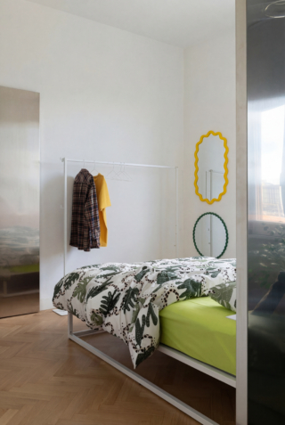 Lo stander modello 6619 TOWER di Yamazaki Foldable Indoor Drying Rack è un elemento freestanding dal design essenziale, utilizzato qui come appendiabiti flessibile e facilmente spostabile. Si tratta di uno stendipanni con una struttura pieghevole in metallo dal design minimale, tipico del brand giapponese. La forma pulita e la leggerezza visiva permettono di utilizzarlo sia come appendiabiti sia come supporto temporaneo per gli indumenti, senza appesantire lo spazio. La sua caratteristica principale è proprio la flessibilità: può essere facilmente ripiegato e spostato, adattandosi alle diverse esigenze quotidiane di una casa compatta. Lo stander modello 6619 TOWER di Yamazaki Foldable Indoor Drying Rack è un elemento freestanding dal design essenziale, utilizzato qui come appendiabiti flessibile e facilmente spostabile. Si tratta di uno stendipanni con una struttura pieghevole in metallo dal design minimale, tipico del brand giapponese. La forma pulita e la leggerezza visiva permettono di utilizzarlo sia come appendiabiti sia come supporto temporaneo per gli indumenti, senza appesantire lo spazio. La sua caratteristica principale è proprio la flessibilità: può essere facilmente ripiegato e spostato, adattandosi alle diverse esigenze quotidiane di una casa compatta.