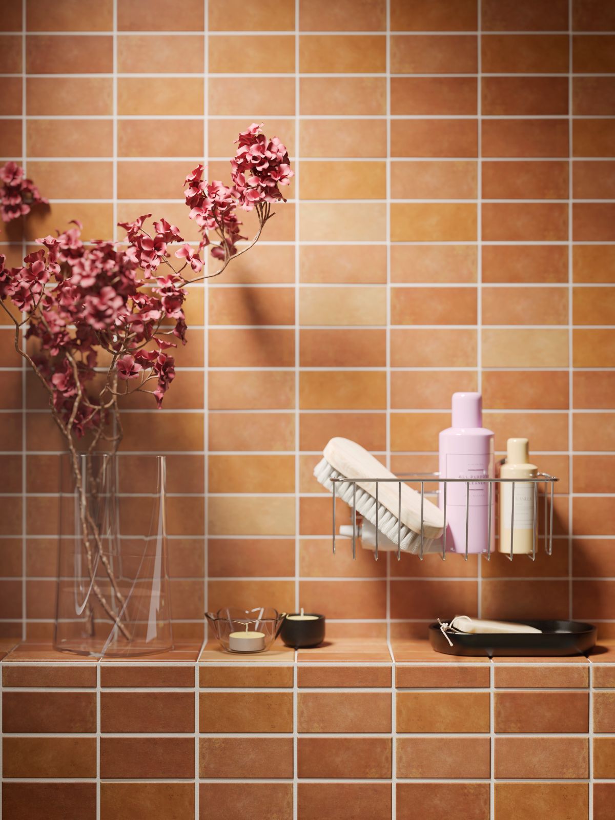 Il cestino in acciaio inossidabile zincato KROKFJORDEN di Ikea si applica con ventose che aderiscono alle superfici lisce come il vetro, gli specchi e le piastrelle. I rivestimenti in metallo sulle ventose creano un effetto estetico pulito e finito. È durevole e resiste alla ruggine. Misura L 24 x P 12 x H 11 cm. Prezzo 9,95 euro. www.ikea.com