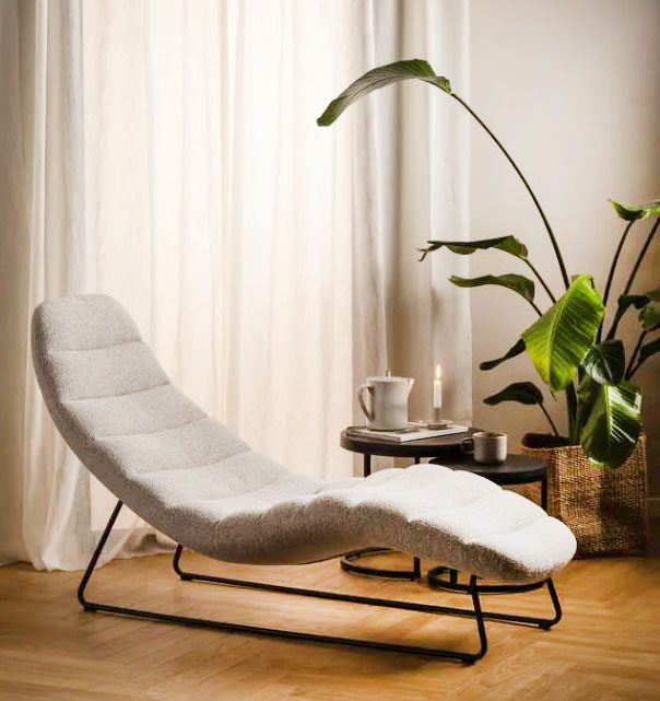 La chaise longue Chaplin di Actona in vendita su Bonami è rivestita in tessuto bouclé beige che  crea un raffinato contrasto con la sottile struttura realizzata in acciaio nero. Misura L 63 x P 156 x H 86 cm. Prezzo 509 euro. https://www.bonami.it