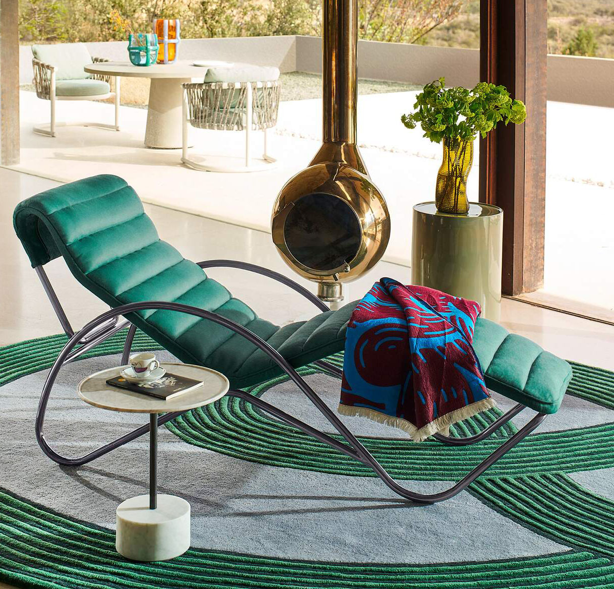 Un'intensa colorazione verde smeraldo per il rivestimento della chaise longue Indochine di Cassina; la struttura sagomata, dotata di braccioli ad arco, è realizzata in metallo verniciato canna di fucile. Il materassino trapuntato sfoderabile, che avvolge il telaio, è dotato di una morbida imbottitura in fibra di PET riciclata. Misura L 171 x P 65 x H 81 cm. Prezzo 6.814 euro. https://www.cassina.com