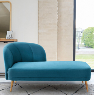 Ha uno stile elegantemente vintage la chaise longue Leone di La Redoute Interieurs che è rivestita in velluto nella colorazione Blu di Prussia che la rende la protagonista del soggiorno. Le gambe coniche sono realizzate in acciaio inossidabile nella raffinata finitura bronzata; lo schienale sagomato è decorato da una serie di impunture tono su tono. Misura L 159 x P 78,5 x H 81 cm. Prezzo 579 euro. https://www.laredoute.it