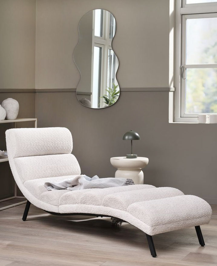 Ha i cucini di seduta e lo schienale imbottiti in schiuma la chaise longue Lindelse di Jysk: è completamente rivestita in tessuto teddy beige che crea un raffinato contrasto con i piedini in metallo nero. Misura L 171 x P 73 x H 61 cm. Prezzo 249 euro. https://jysk.it