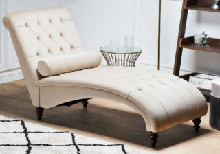 Il velluto beige del rivestimento sottolinea lo stile elegantemente retrò della chaise longue Muret di Beliani; lo schienale è caratterizzato da una lavorazione capitonné in stile Chesterfield. L'imbottitura in gommapiuma, il cuscino cilindrico e il tessuto liscio ne aumentano il comfort. Misura L 163 x P 72 x H 87 cm. Prezzo 369,99 euro. https://www.beliani.it