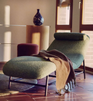 Il rivestimento in morbida ciniglia verde chiaro rende confortevole la chaise longue Osla di Kave Home che ha le gambe in acciaio inox spazzolato grafite; inoltre, il trattamento idrorepellente ne facilita la manutenzione. Il cucino poggiatesta sfoderabile offre un maggiore comfort. Misura L 71,5 x P 175 x H 76 cm. Prezzo 765 euro.  https://kavehome.com