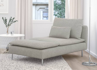 Fa parte della serie SÖDERHAMN di Ikea Italia la chaise longue con una seduta bassa e profonda che garantisce un relax perfetto. Le gambe alte e snelle in metallo alleggeriscono la struttura imbottita e rivestita in tessuto Viarp, in cotone e poliestere, con una texture chiara e un effetto mélange che la rende meno soggetta alle macchie. Misura L 93 x P 151 x H 83 cm. Prezzo 450 euro. https://www.ikea.com