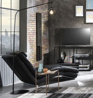 Permette di guardare un film in totale relax la chaise longue Sofia Black di Tomasucci che è rivestita in resistente ecopelle nera. Misura L 62 x P 172 x H 85 cm. Prezzo 650 euro. https://tomasucci.com